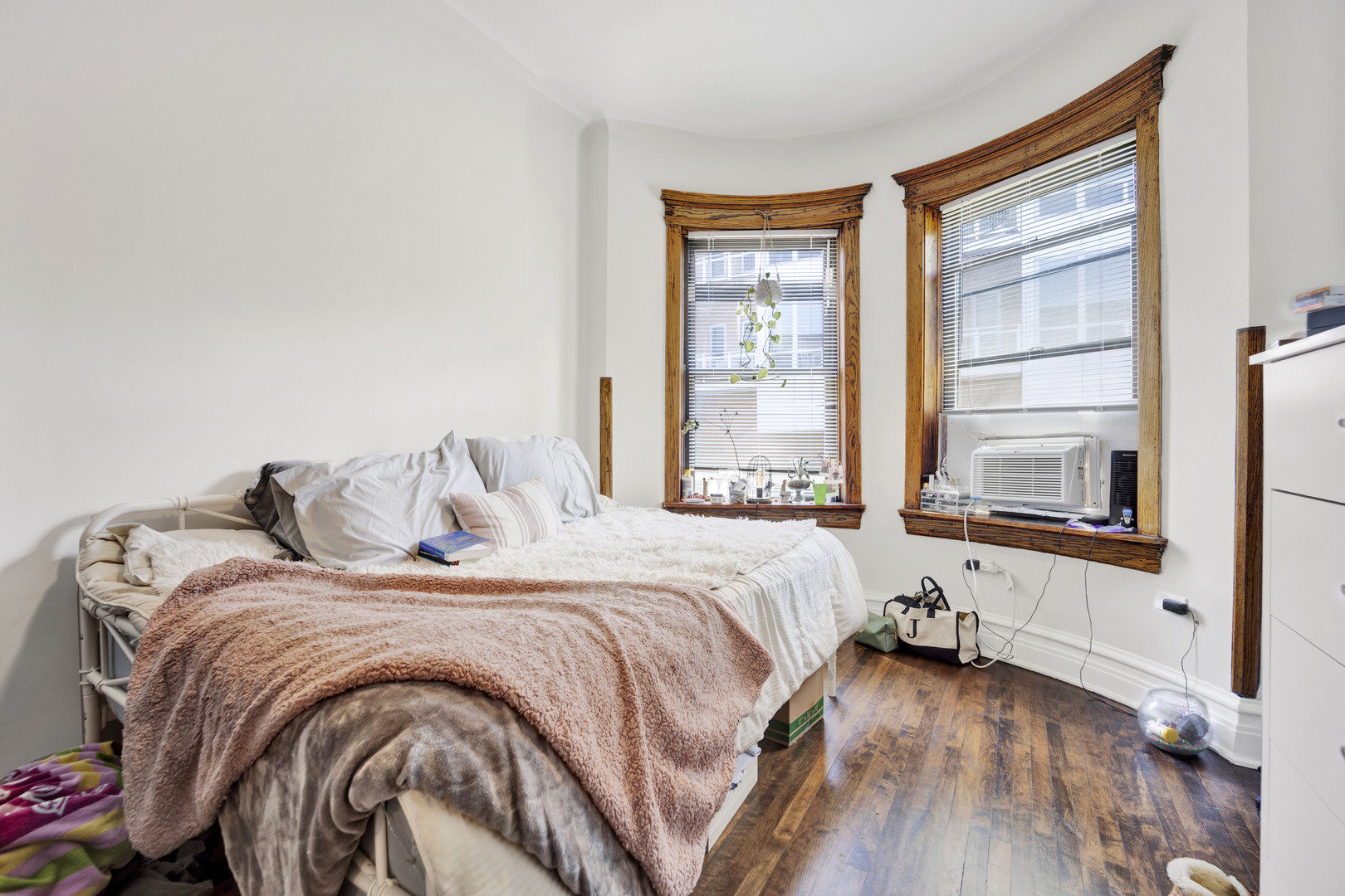 1006 W Dakin Street Unit: 3