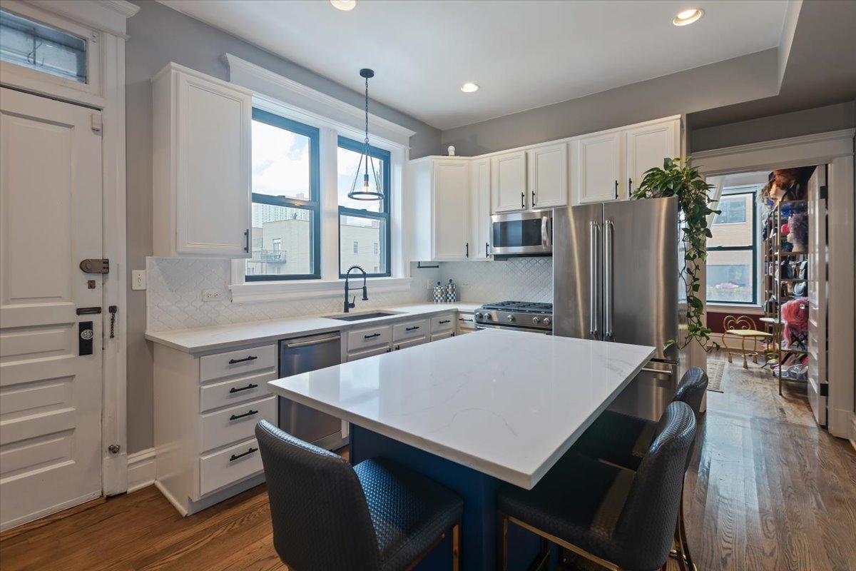 3619 N Wilton Avenue Unit: 3