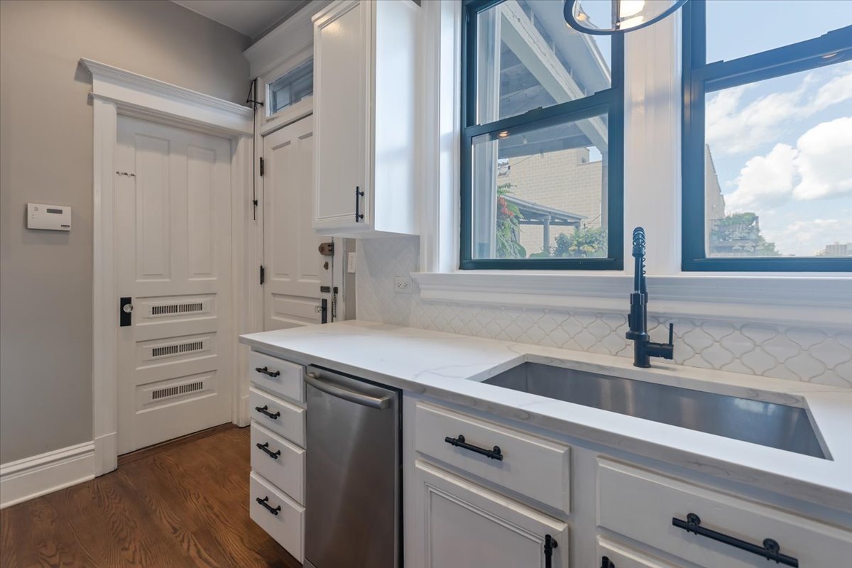 3619 N Wilton Avenue Unit: 3