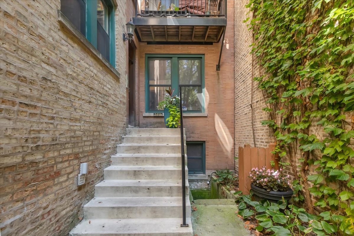 3619 N Wilton Avenue Unit: 3