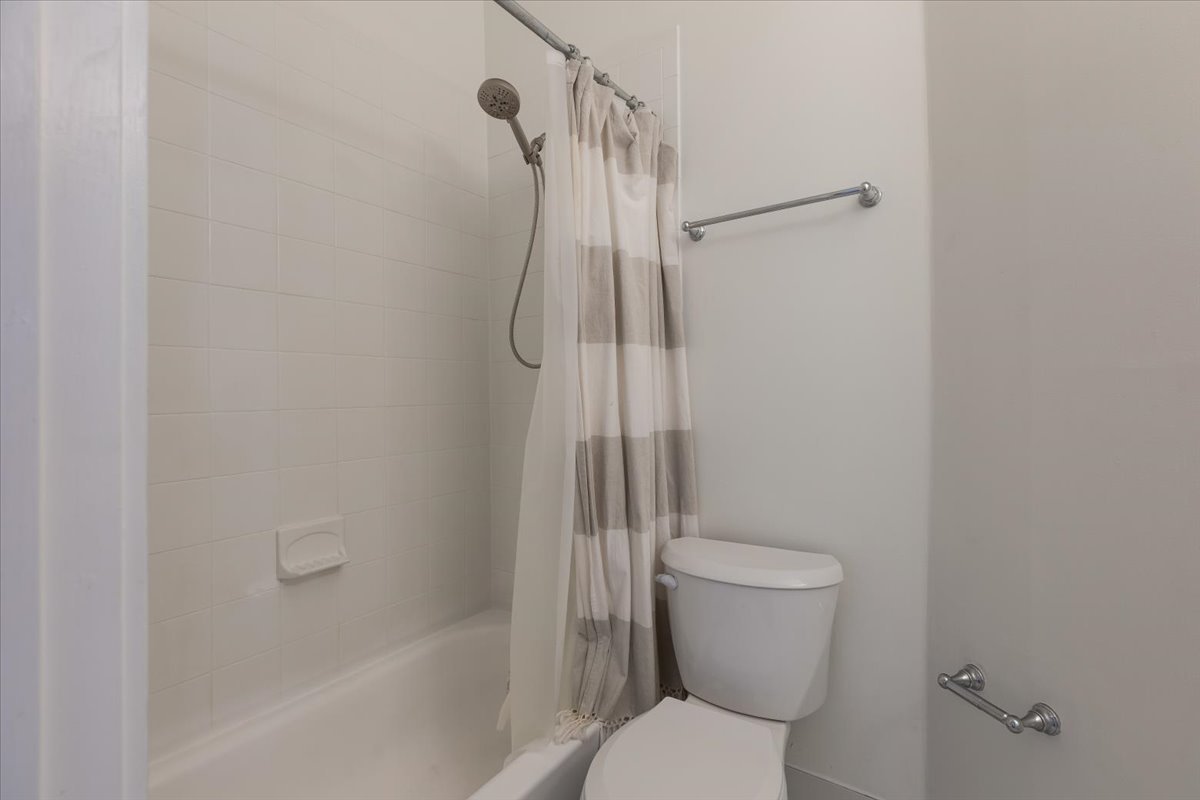 854 W CORNELIA Avenue Unit: 302