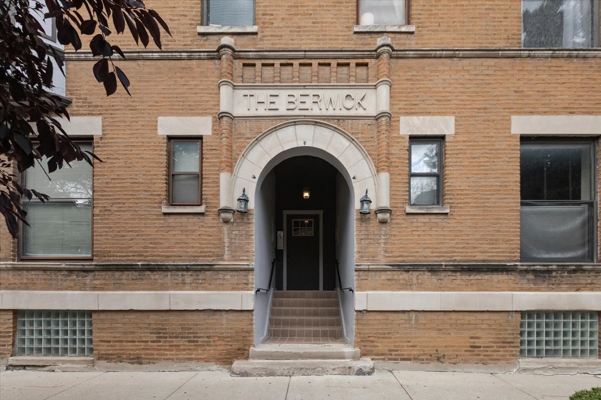 854 W CORNELIA Avenue Unit: 302