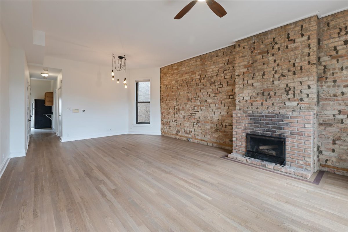 854 W CORNELIA Avenue Unit: 302