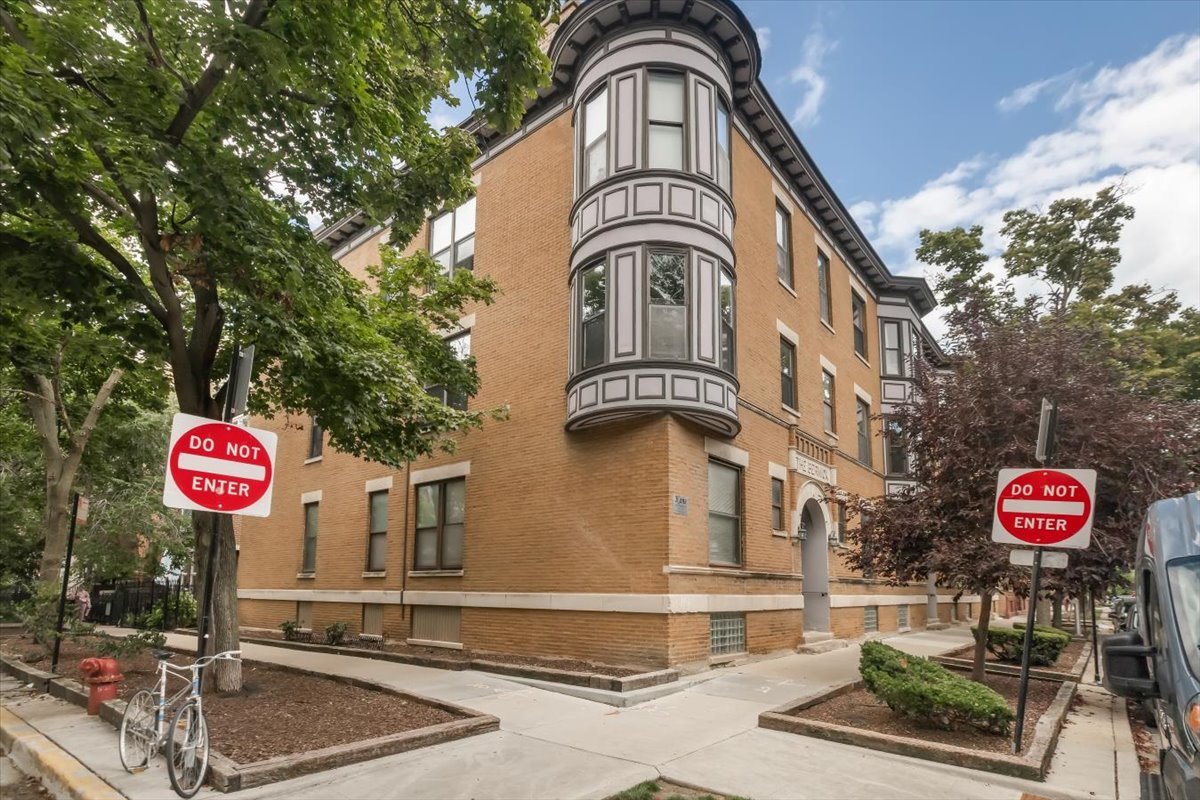 854 W CORNELIA Avenue Unit: 302