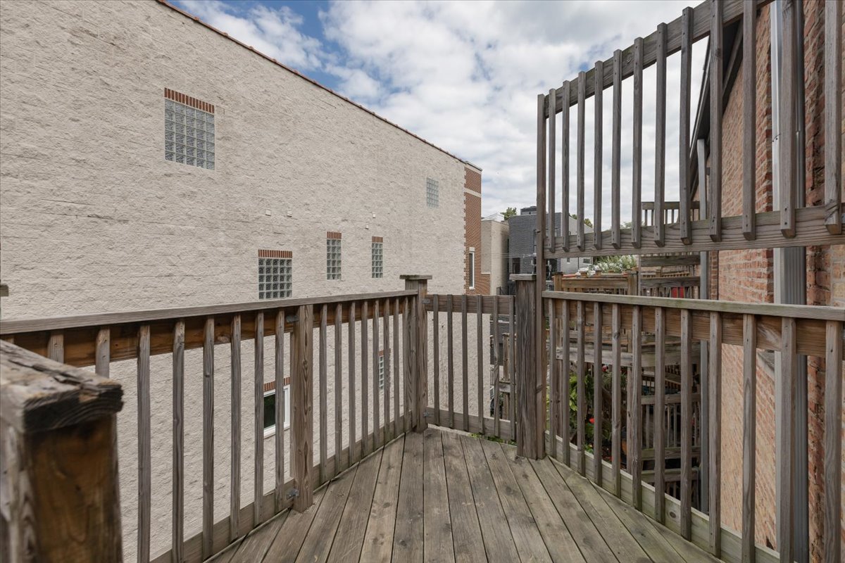 854 W CORNELIA Avenue Unit: 302