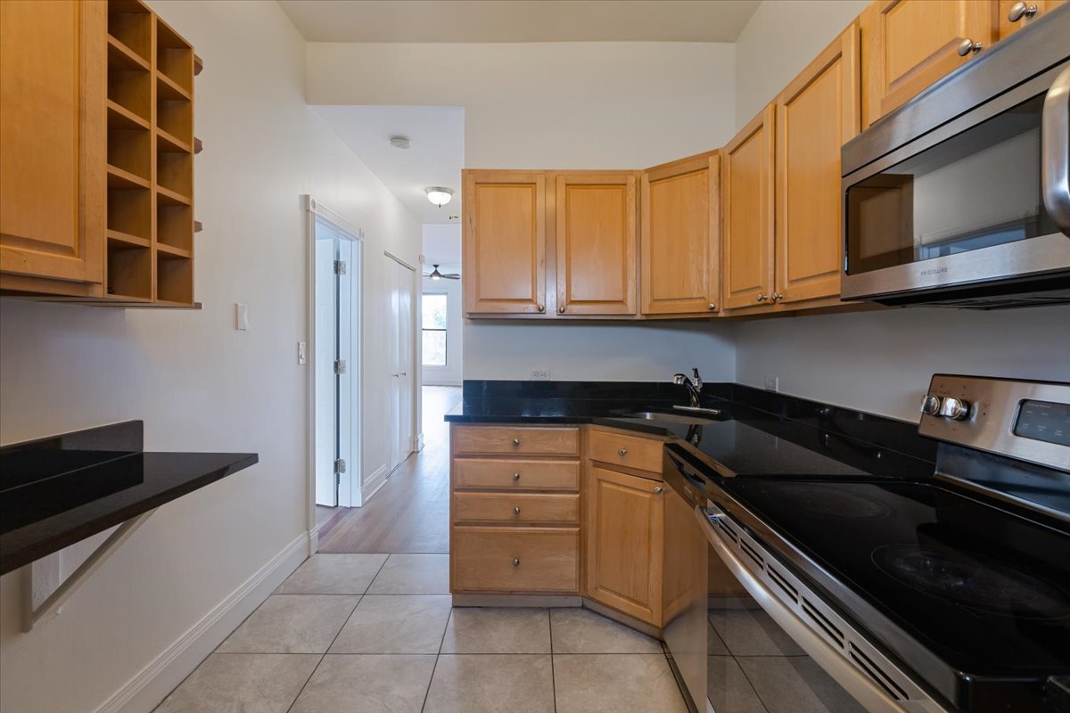 854 W CORNELIA Avenue Unit: 302