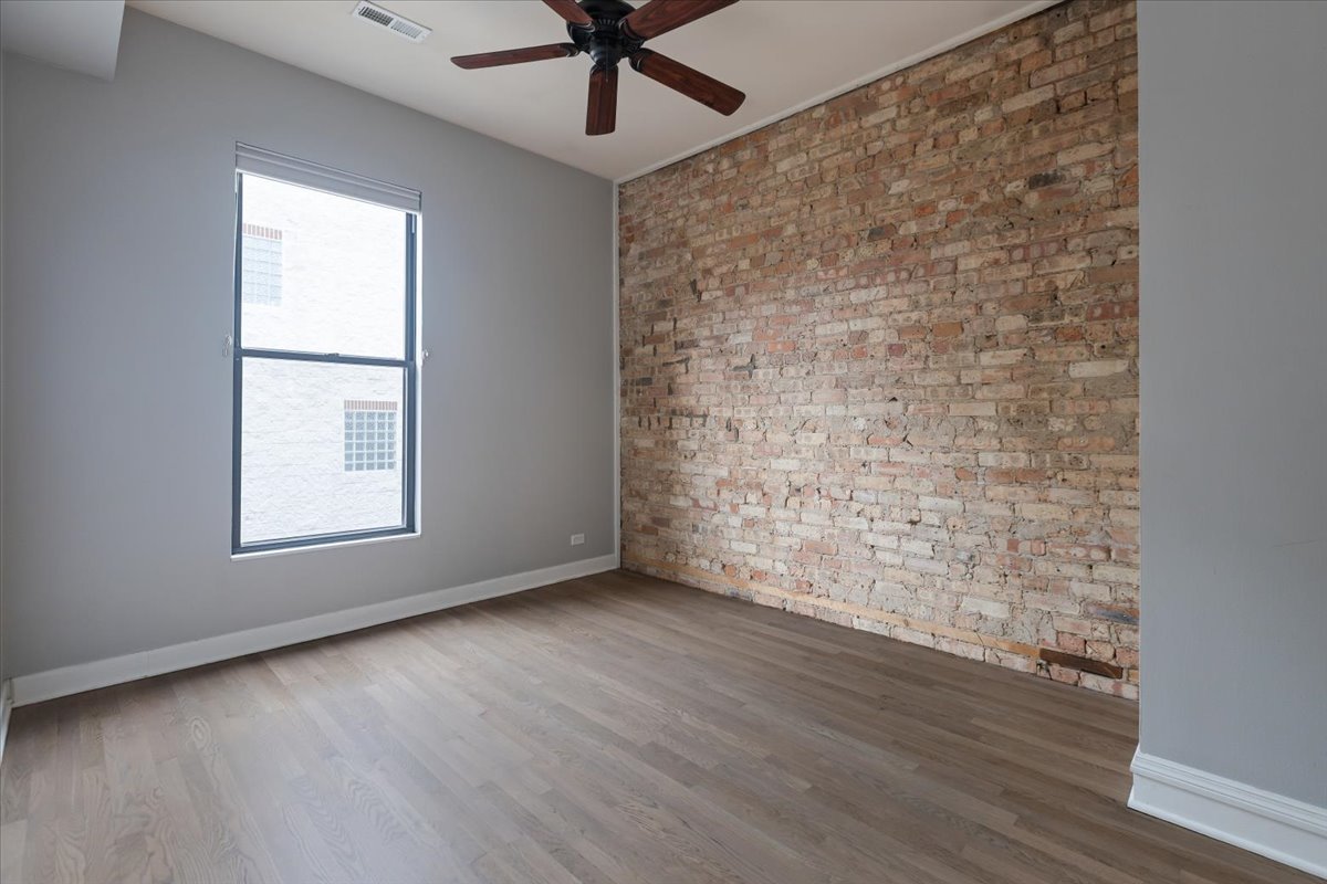 854 W CORNELIA Avenue Unit: 302