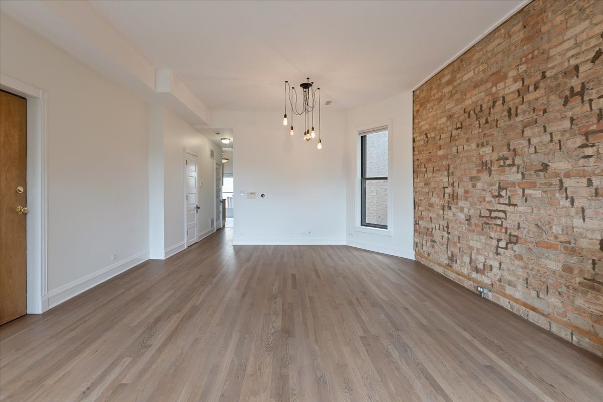 854 W CORNELIA Avenue Unit: 302