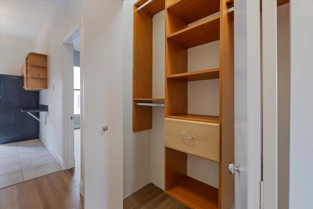 854 W CORNELIA Avenue Unit: 302