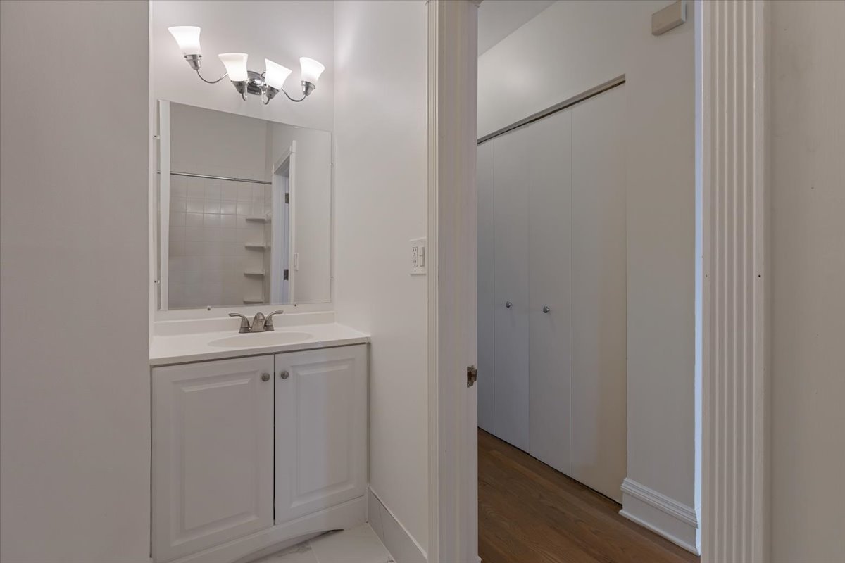 854 W CORNELIA Avenue Unit: 302