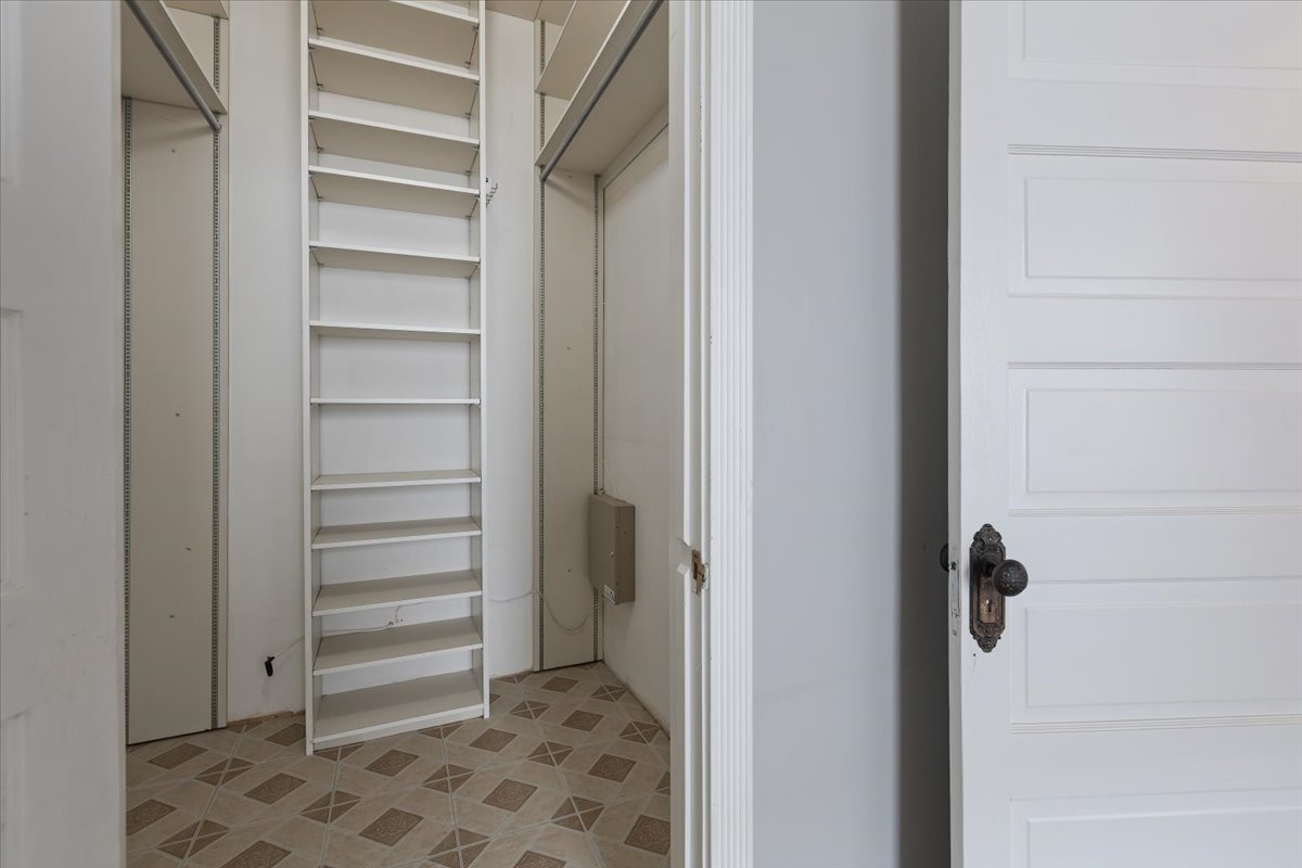 854 W CORNELIA Avenue Unit: 302