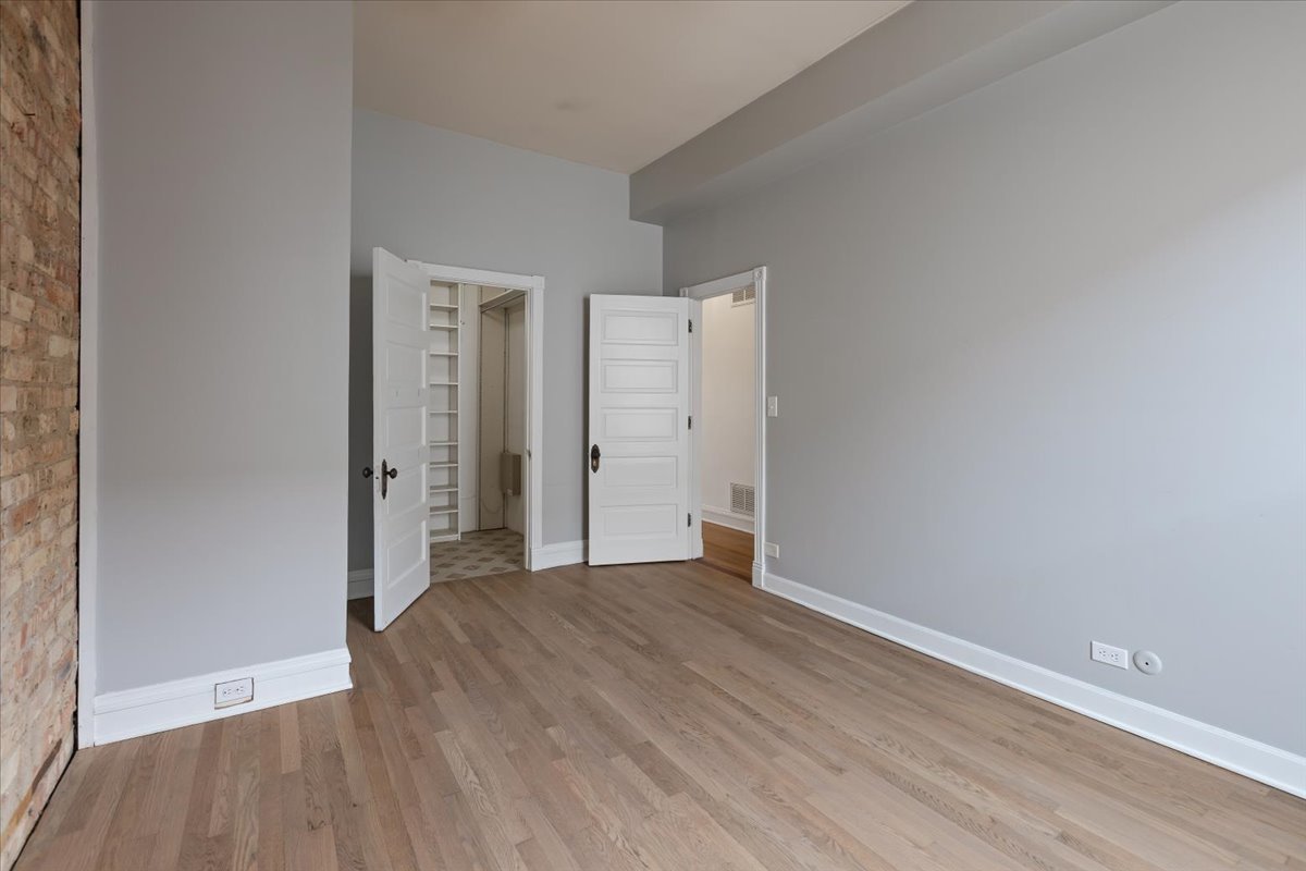 854 W CORNELIA Avenue Unit: 302