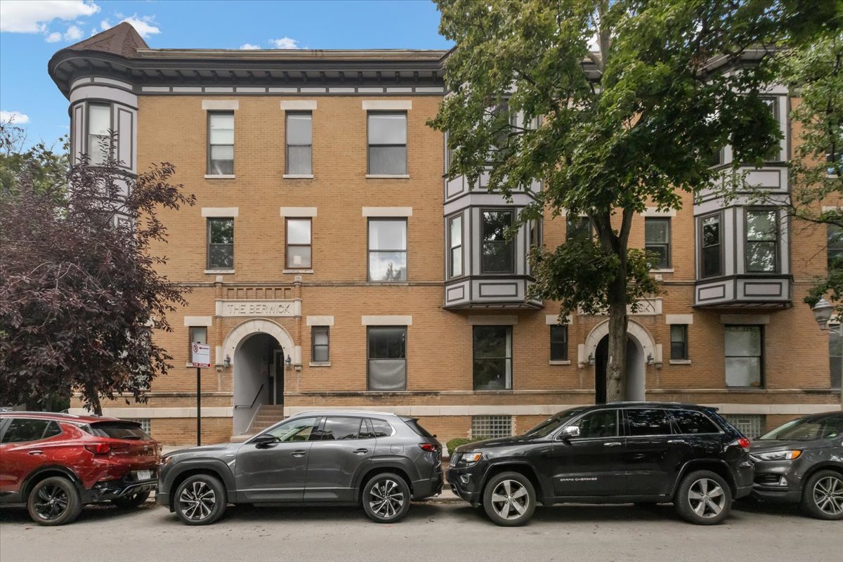 854 W CORNELIA Avenue Unit: 302