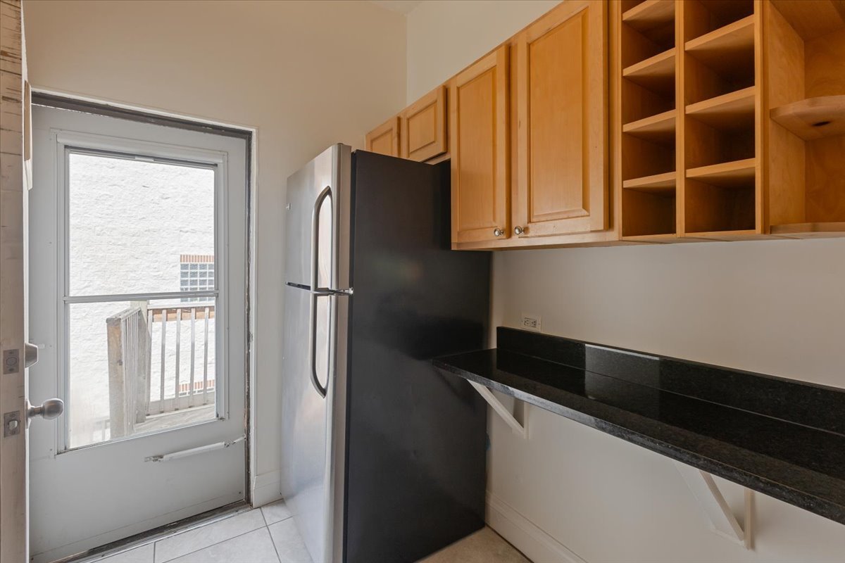 854 W CORNELIA Avenue Unit: 302