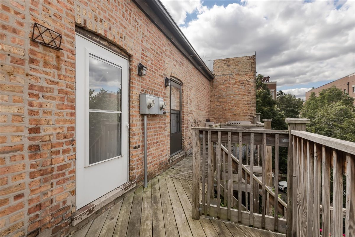 854 W CORNELIA Avenue Unit: 302