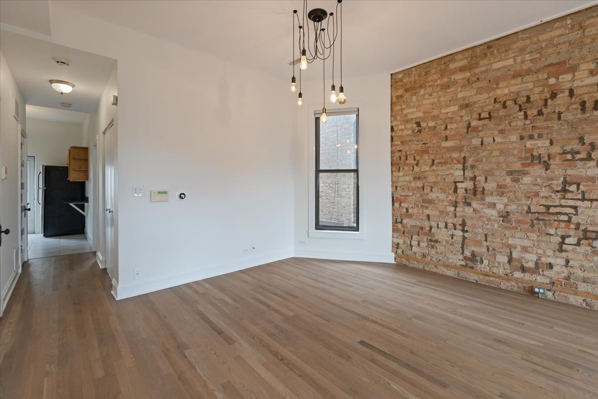 854 W CORNELIA Avenue Unit: 302