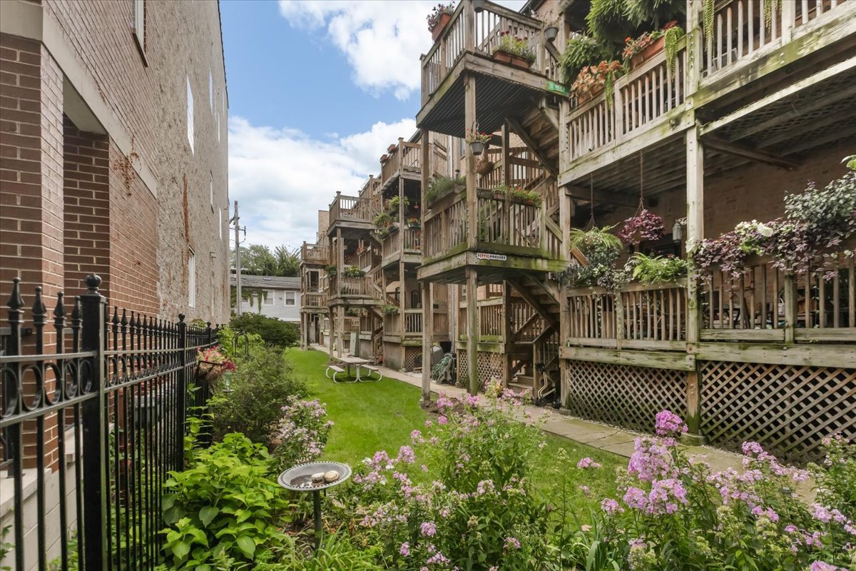 854 W CORNELIA Avenue Unit: 302