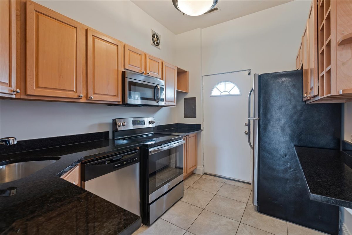 854 W CORNELIA Avenue Unit: 302
