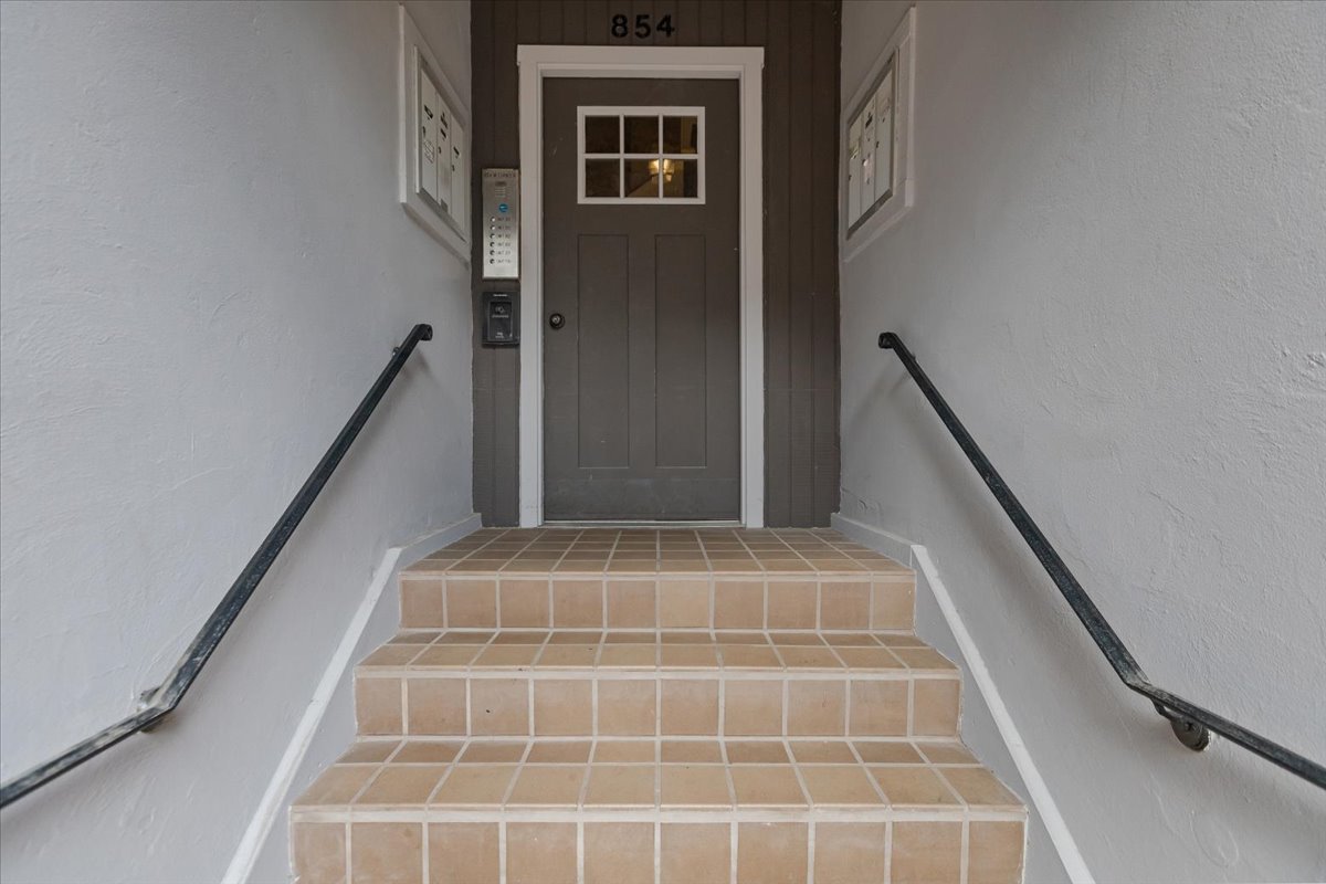 854 W CORNELIA Avenue Unit: 302