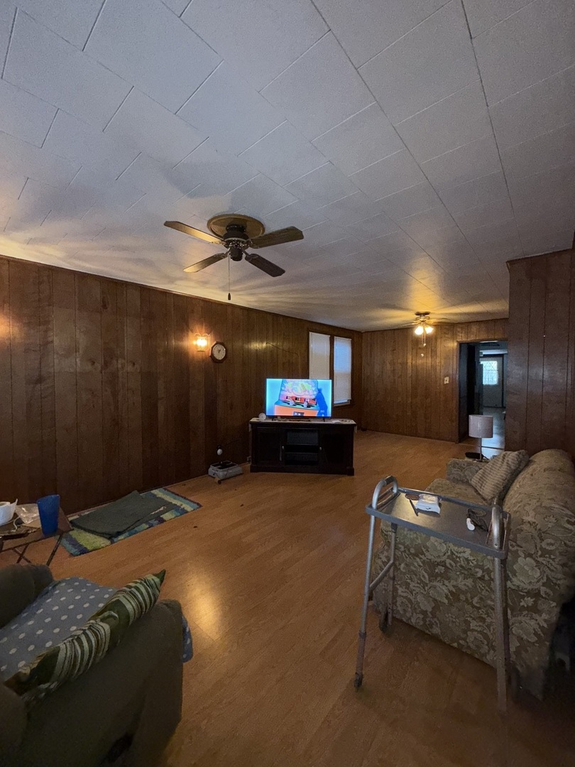 8732 S Buffalo Avenue