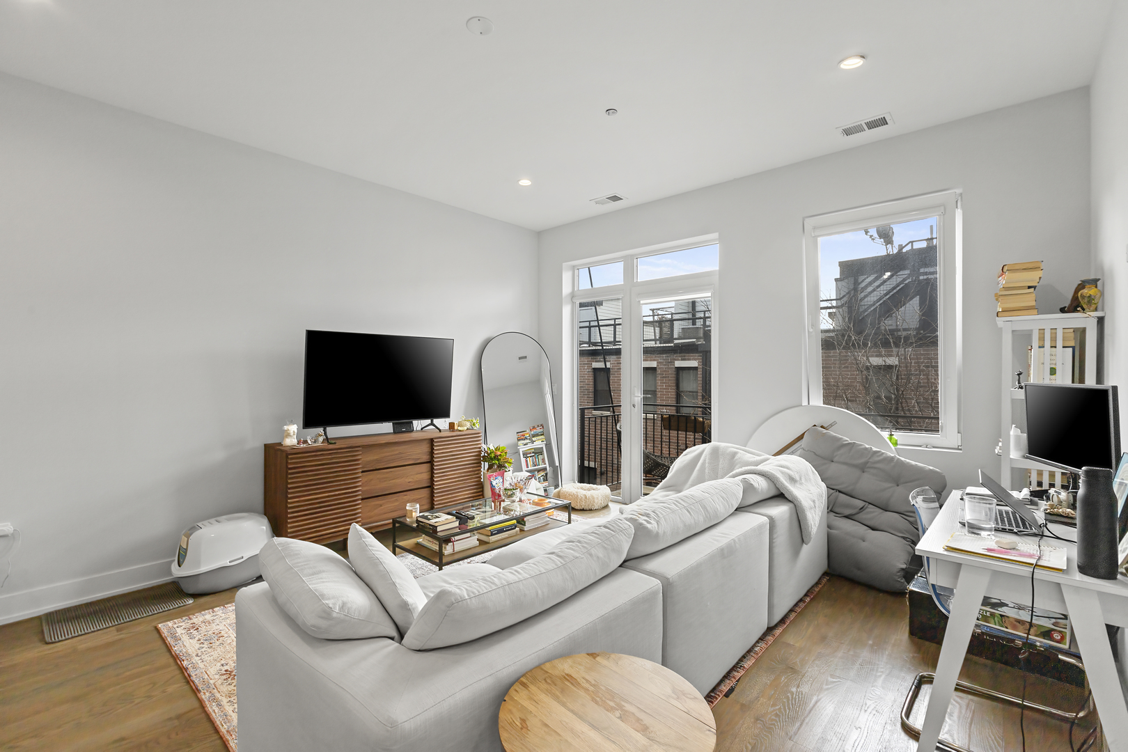 2217 W Madison Street Unit: 406