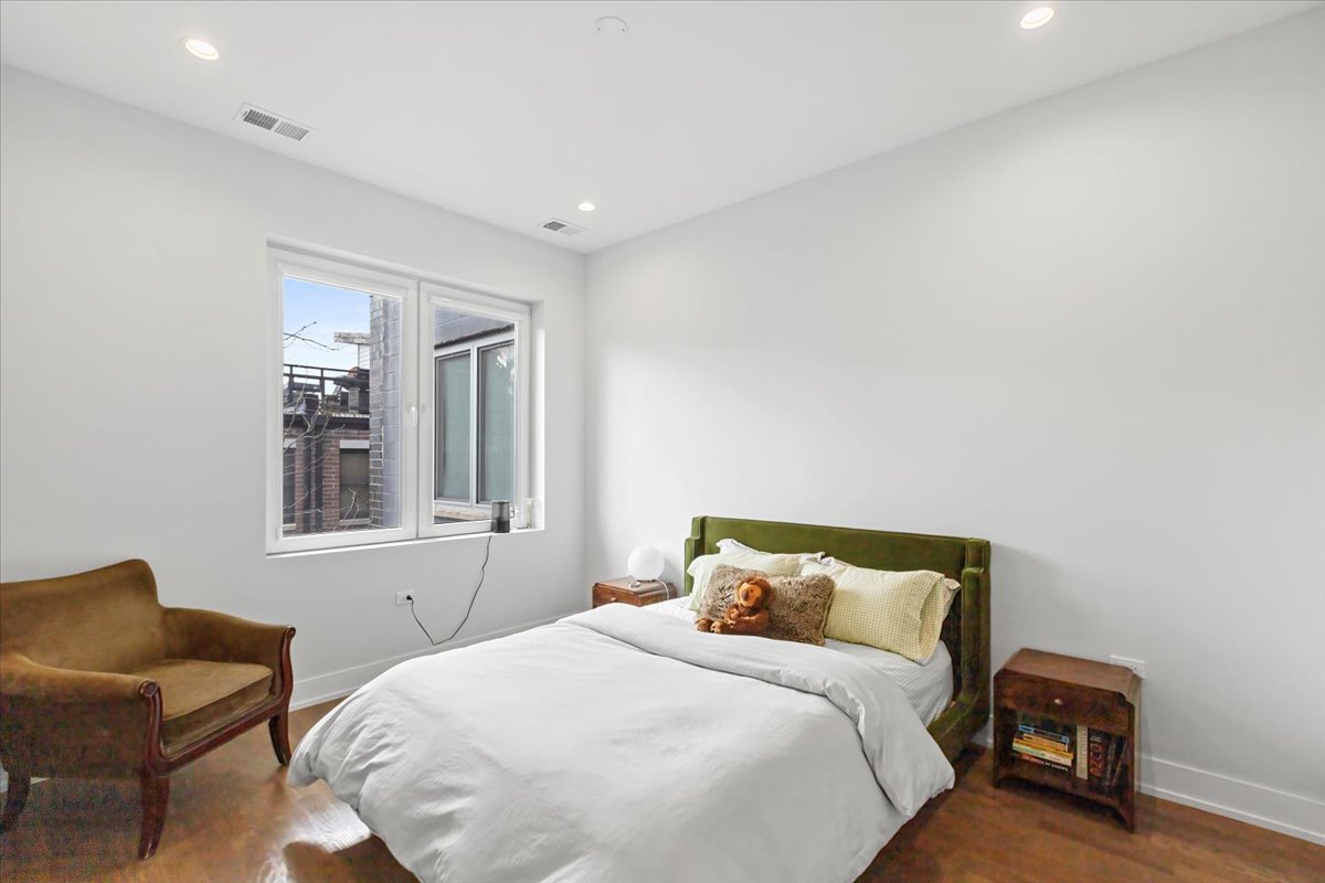 2217 W Madison Street Unit: 406