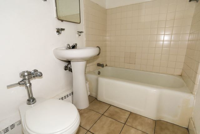 7333 N Ridge Boulevard Unit: 205