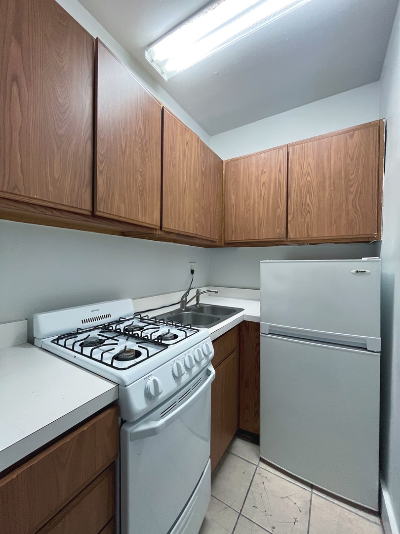 3727 N Pine Grove Avenue Unit: 403
