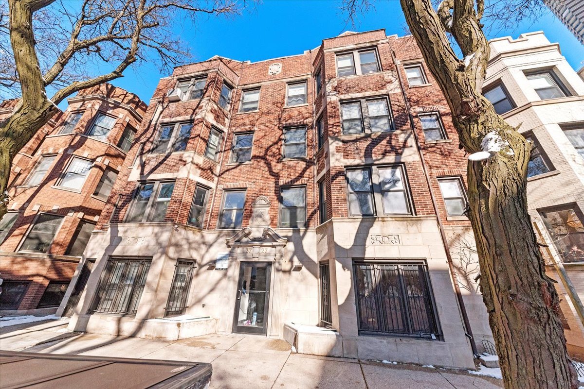 3727 N Pine Grove Avenue Unit: 403