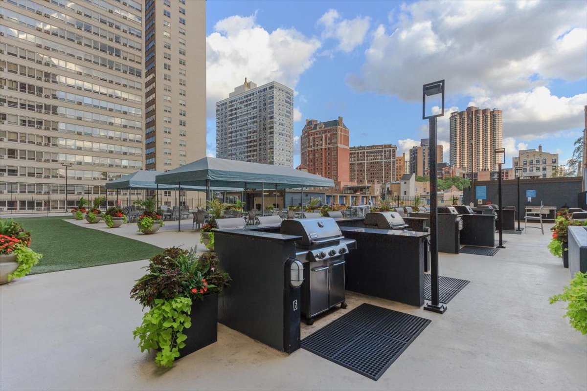 655 W IRVING PARK Road Unit: 1004