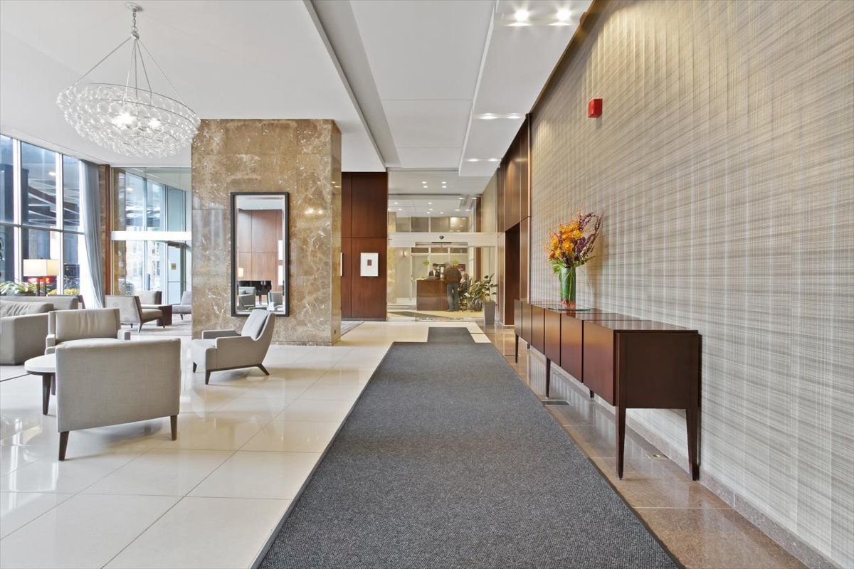 655 W IRVING PARK Road Unit: 1004