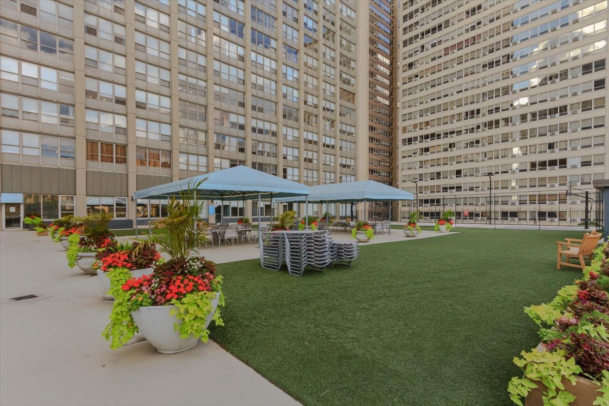 655 W IRVING PARK Road Unit: 1004