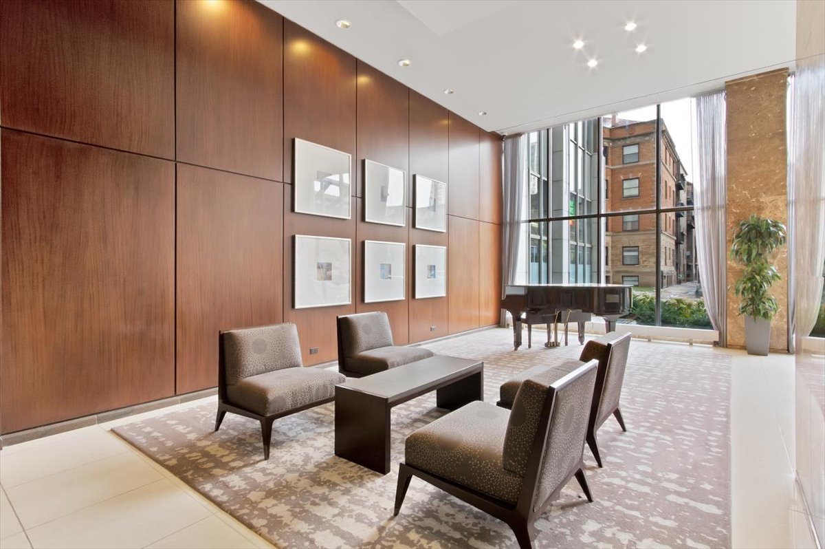 655 W IRVING PARK Road Unit: 1004