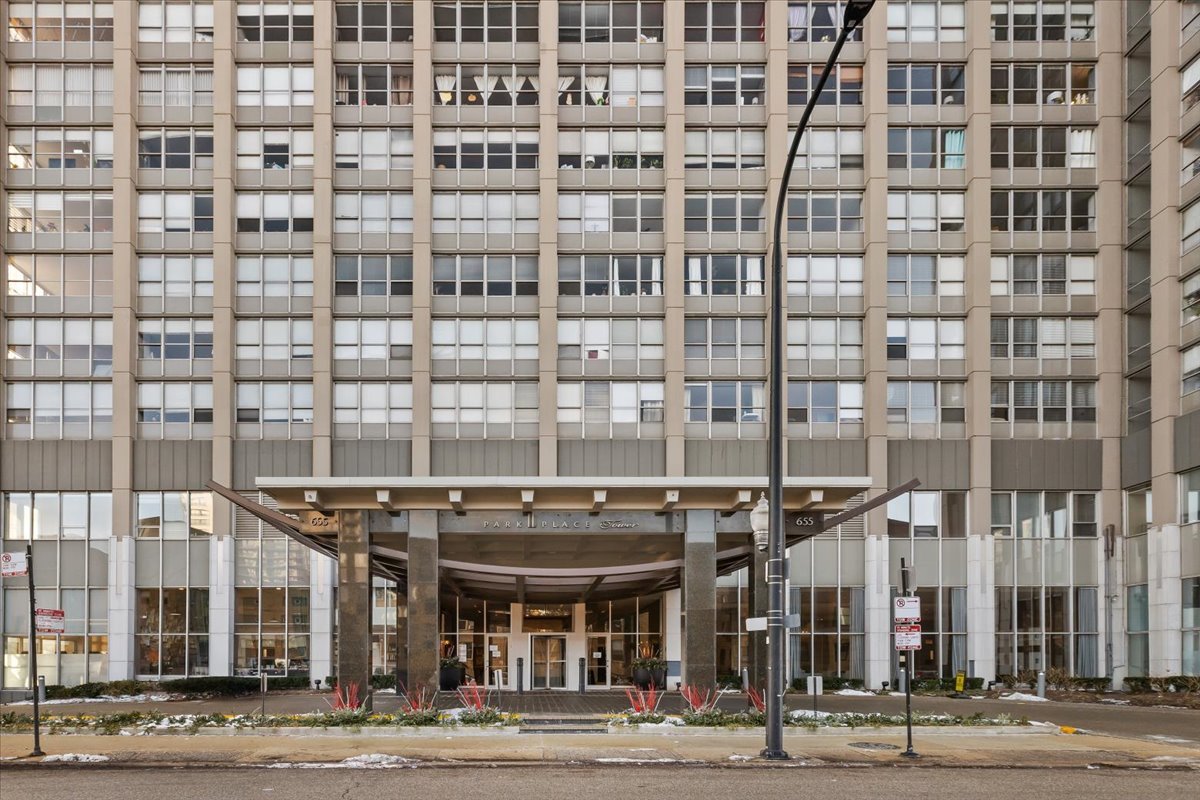 655 W IRVING PARK Road Unit: 1004