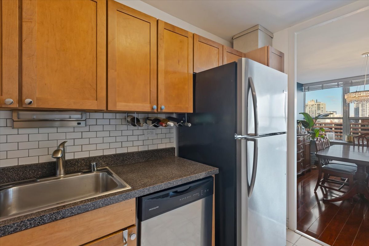 655 W IRVING PARK Road Unit: 1004