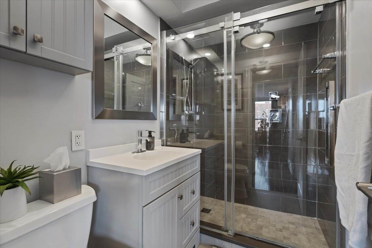 655 W IRVING PARK Road Unit: 1004