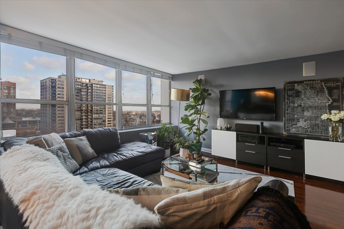 655 W IRVING PARK Road Unit: 1004