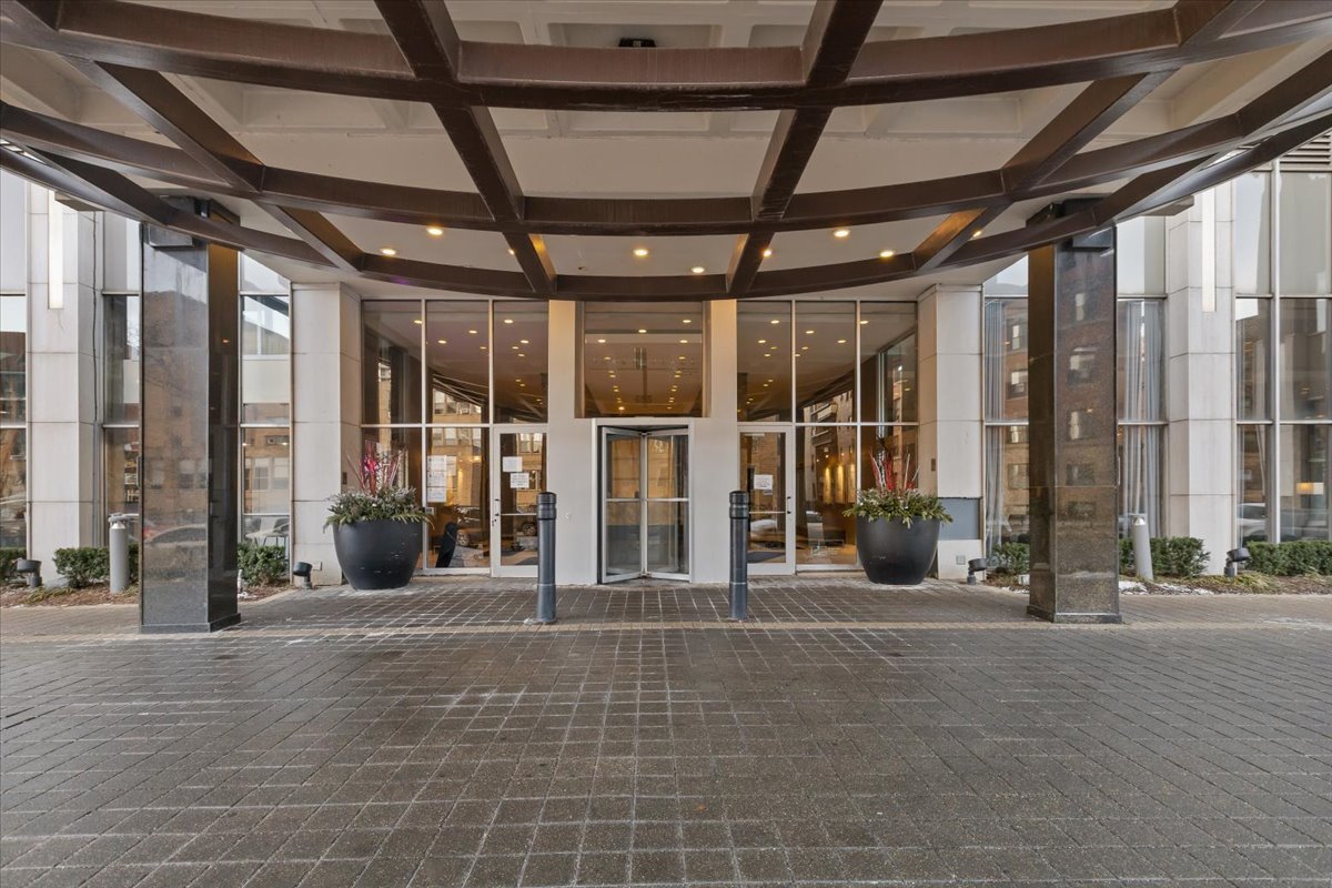 655 W IRVING PARK Road Unit: 1004