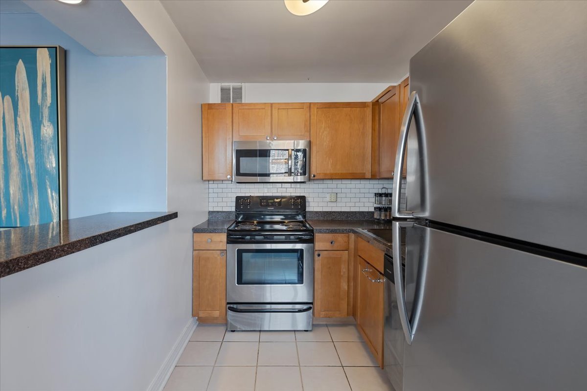 655 W IRVING PARK Road Unit: 1004