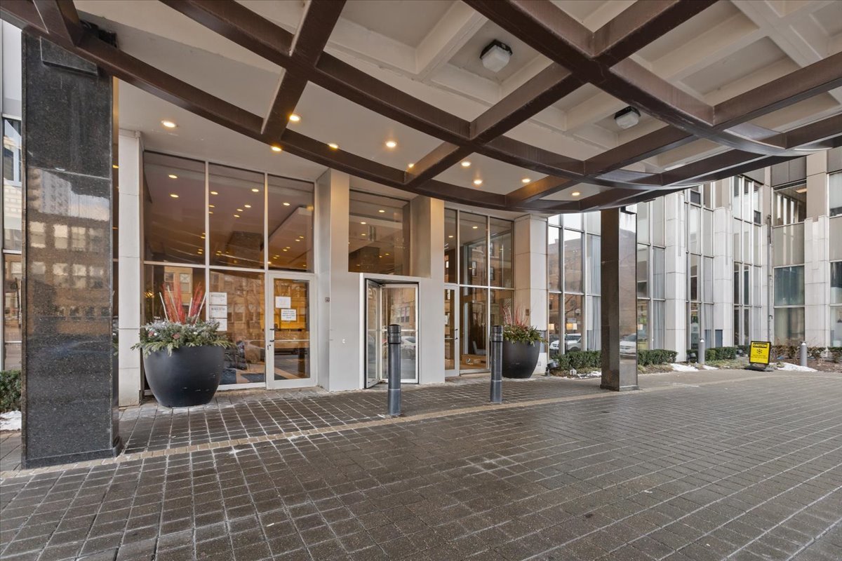 655 W IRVING PARK Road Unit: 1004