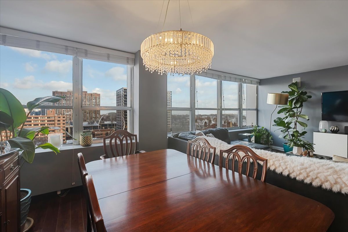 655 W IRVING PARK Road Unit: 1004