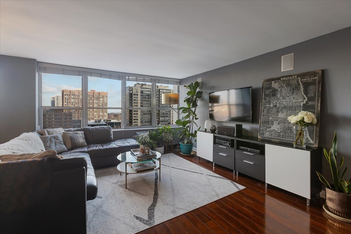 655 W IRVING PARK Road Unit: 1004