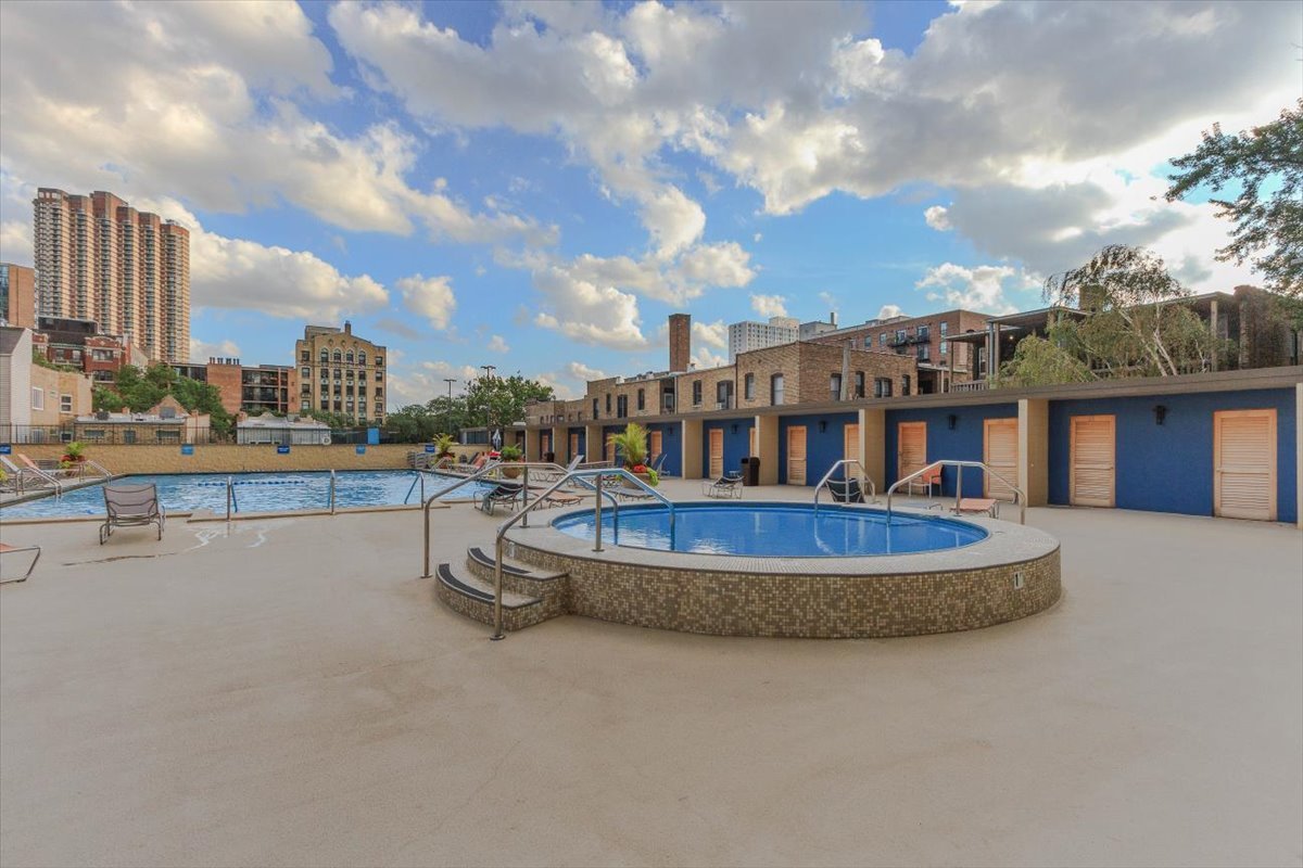 655 W IRVING PARK Road Unit: 1004