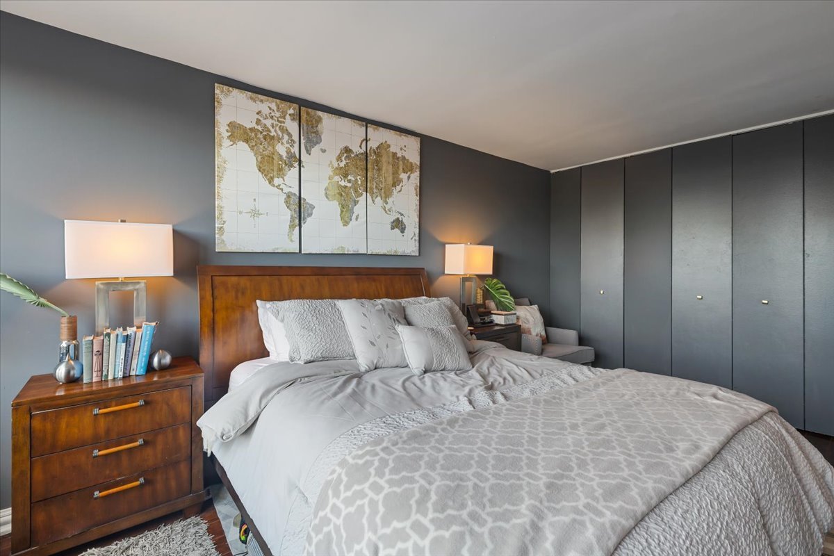 655 W IRVING PARK Road Unit: 1004