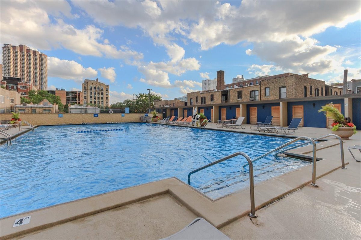 655 W IRVING PARK Road Unit: 1004