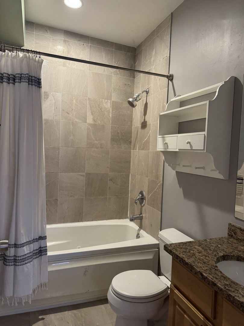 1430 N Maplewood Avenue Unit: 302