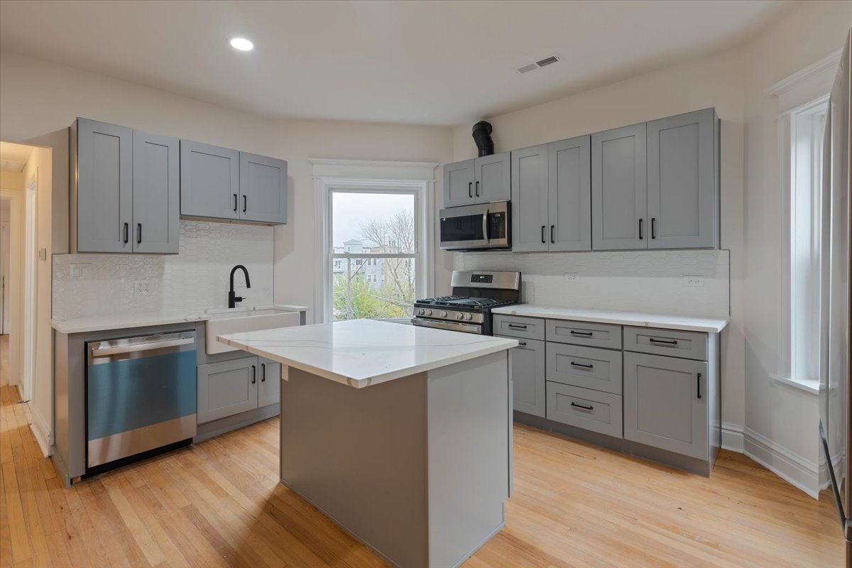 4138 N Clarendon Avenue Unit: 3F