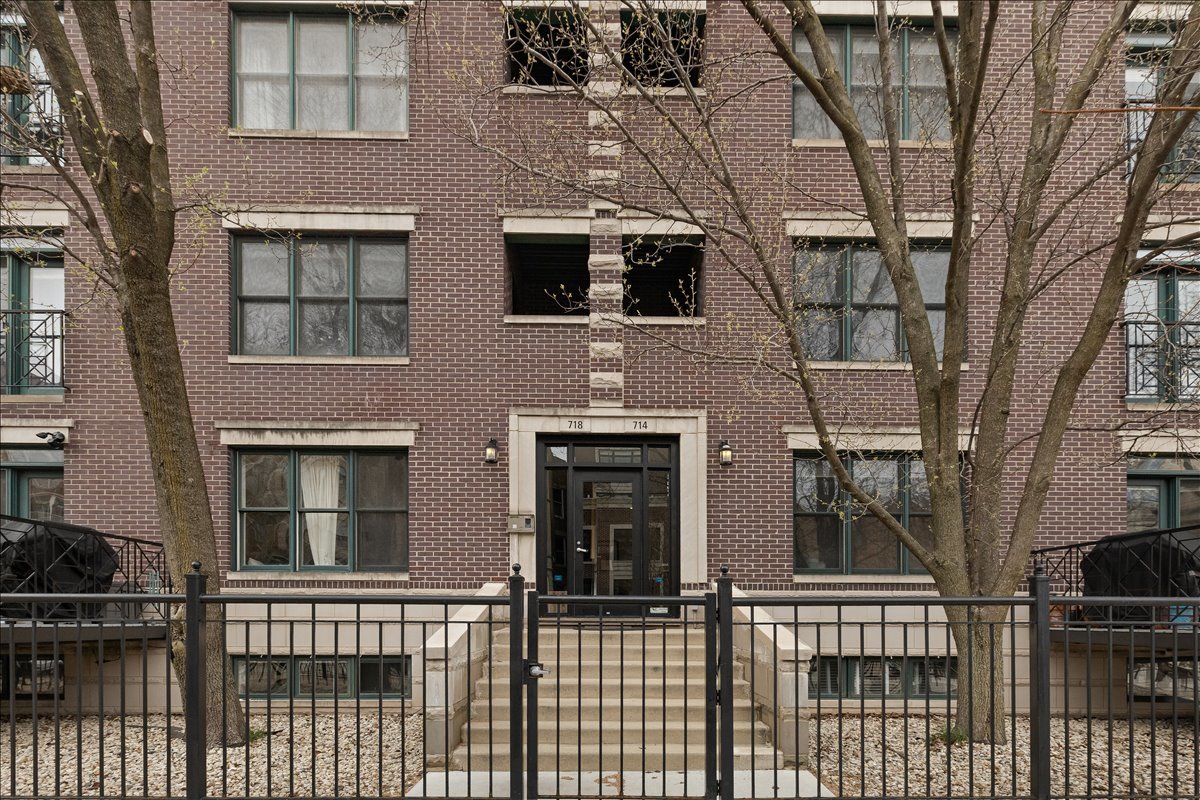 714 W Melrose Street Unit: 4E