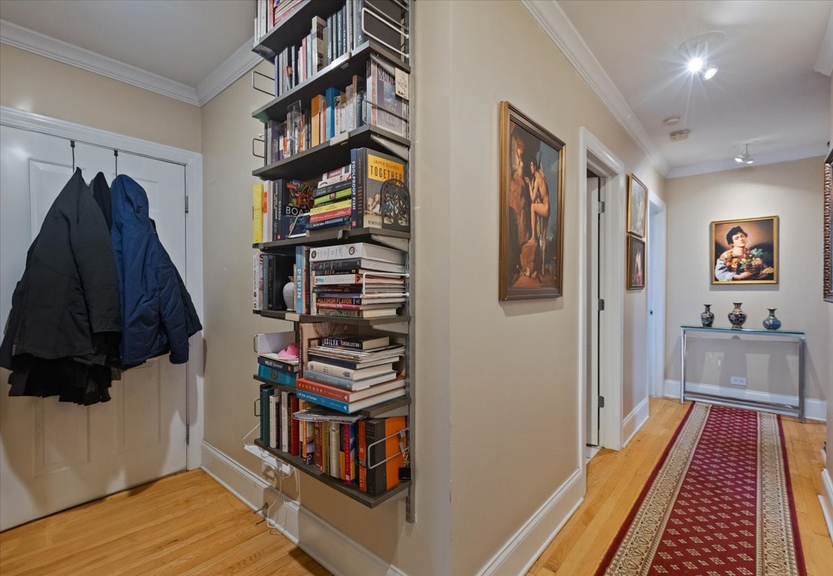 714 W Melrose Street Unit: 4E