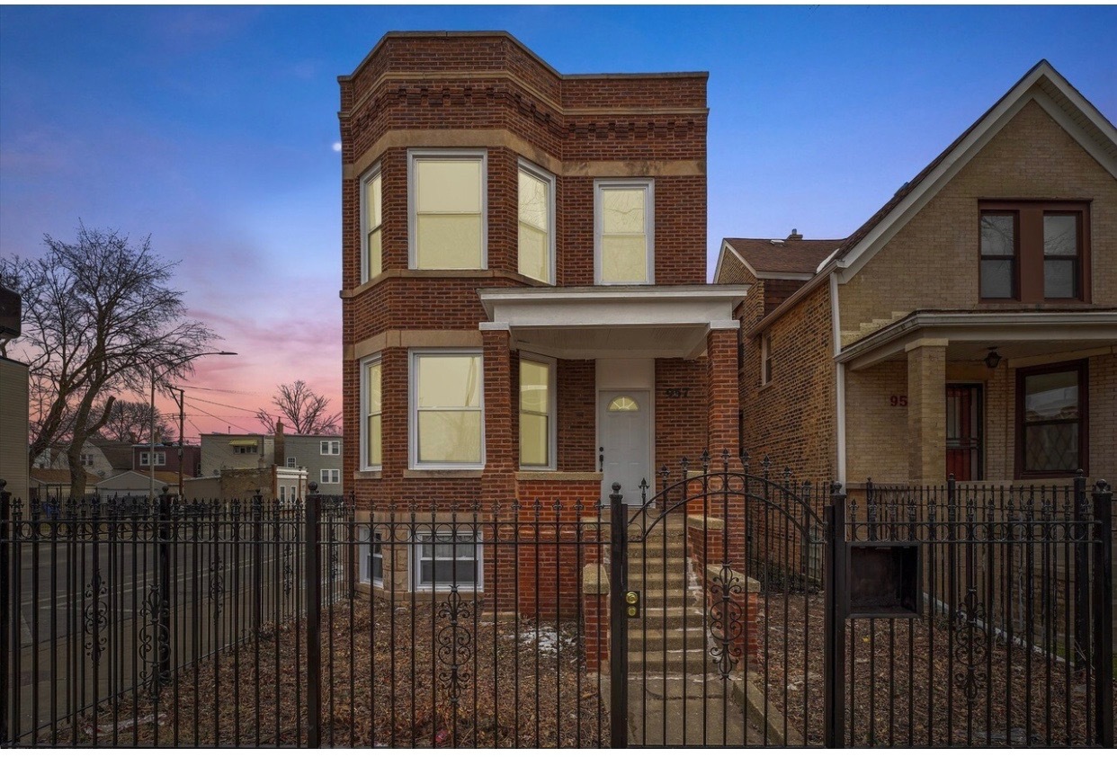 957 N CENTRAL PARK Avenue Unit: 2